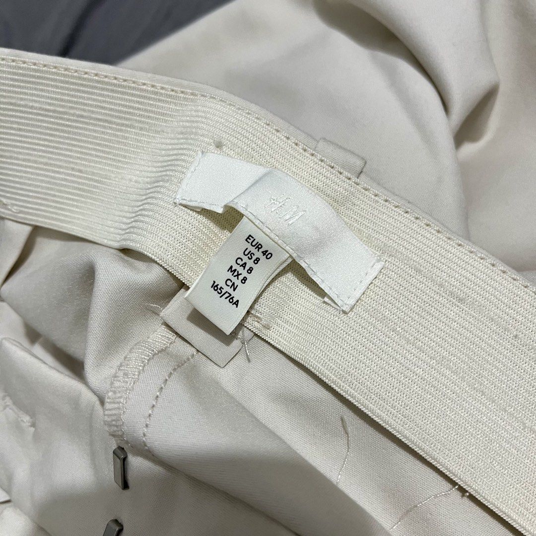H&M Beige Tailored Trousers (Category: Other Bottoms) located in Caloocan City. Submitted by jeansforlessph (Listing ID 1464066616, Image 3). Description: - Beige H&M Trousers - Size: US 8 - Features: Elasticated waistband at the back for comfort, functional pockets - Style: Versatile for casual or smart-casual outfits - used once or twice only - color may vary Payment via landbank or maya only First to pay Scheduled shipping via jnt or lalamove/