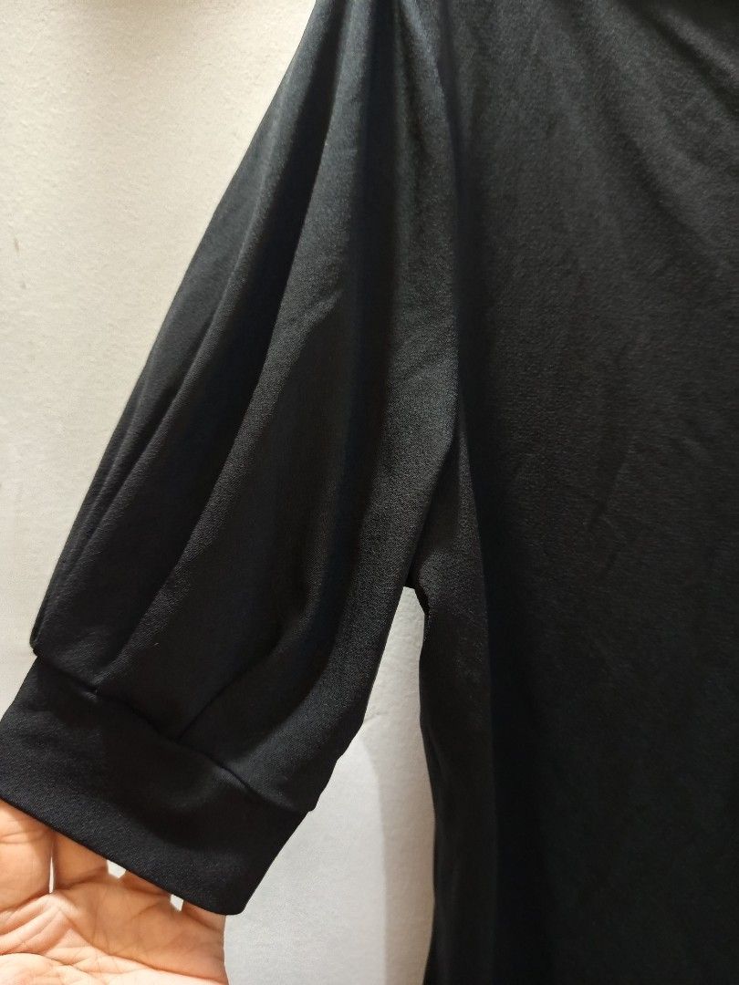 H&m black blouse (Category: Blouses) located in Cavite. Submitted by alliahscloset2.2 (Listing ID 1464058410, Image 3). Description: fits to large.