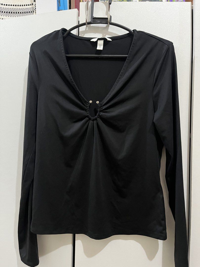 H&M Black Longsleeve Top (zara, love bonito, coach, boots, lululemon, brandy melville, subdued, hollister, shein, h&m, uniqlo, party top, cardigan, dress, top) (Category: Longsleeves) located in Manila. Submitted by aleqxieee (Listing ID 1464078305, Image 1). Description: MOP: maribank/bdo/bpi MOD: sdd/j&t loc: taft.