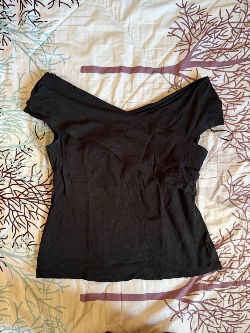 H&M Black Off Shoulder Top (Category: Blouses) located in Manila. Submitted by dndclothing (Listing ID 1463970863, Image 1). Description: ⊹ size L on tag, no WW its too big on me ⊹ simple and versatile basic ⊹ great for layering or wearing on its own ⊹ easily matches with any bottoms.