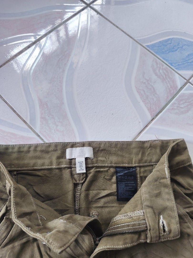 H&M Cargo Pants Khaki Green (Category: Jeans) located in Legazpi City. Submitted by cookandthriftzzzzz (Listing ID 1464073150, Image 3). Description: - H&M Khaki Green Cargo Pants - Straight leg fit - Multiple functional pockets - Comfortable and practical for everyday wear - Versatile for styling with various tops - Perfect for casual outfits length 40 leg opening 9 excellent no issue .