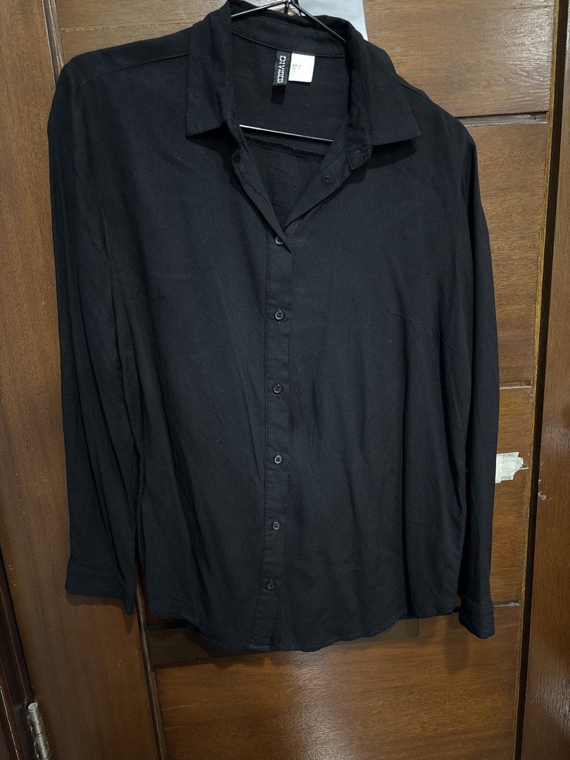 H&M Divided Black Long Sleeve Button Up Shirt (Category: Longsleeves) located in Mandaluyong City. Submitted by clothescarousel (Listing ID 1464053364, Image 1). Description: - Classic black long sleeve shirt - Brand: H&M Divided - Features: Button-up front, collar - Style: Simple, versatile, great for layering or wearing alone - Occasion: Easy to dress up or down.