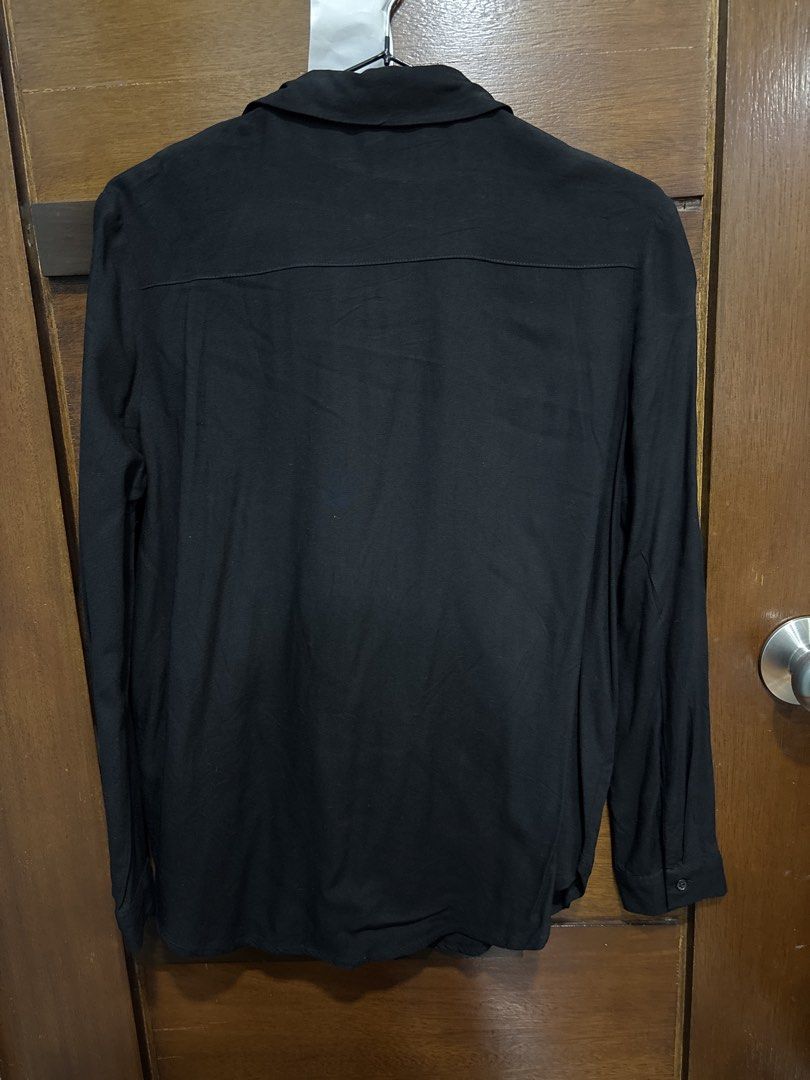 H&M Divided Black Long Sleeve Button Up Shirt (Category: Longsleeves) located in Mandaluyong City. Submitted by clothescarousel (Listing ID 1464053364, Image 3). Description: - Classic black long sleeve shirt - Brand: H&M Divided - Features: Button-up front, collar - Style: Simple, versatile, great for layering or wearing alone - Occasion: Easy to dress up or down.