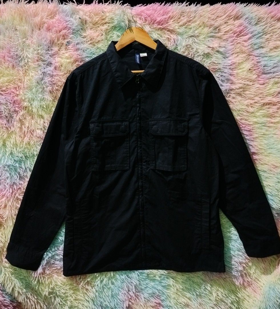 H&M Divided Cotton Twill Utility Overshirt Jacket. (Category: Tshirts & Polo Shirts ) located in Palo. Submitted by ubnathrifteez (Listing ID 1463054761, Image 1). Description: Dimes ; L28W20 Condition ; LIKE NEW Color Rate ; 10/10 Issue ; NONE.