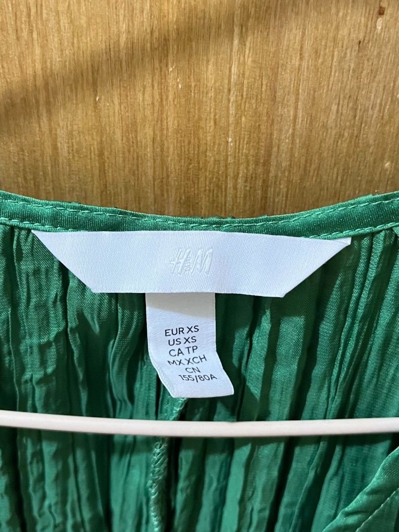 H&M Green Textured Button-Up Long Sleeve Blouse (Category: Longsleeves) located in San Mateo. Submitted by prelouve (Listing ID 1463950736, Image 2). Description: -xs on tag but fits small -worn twice only.