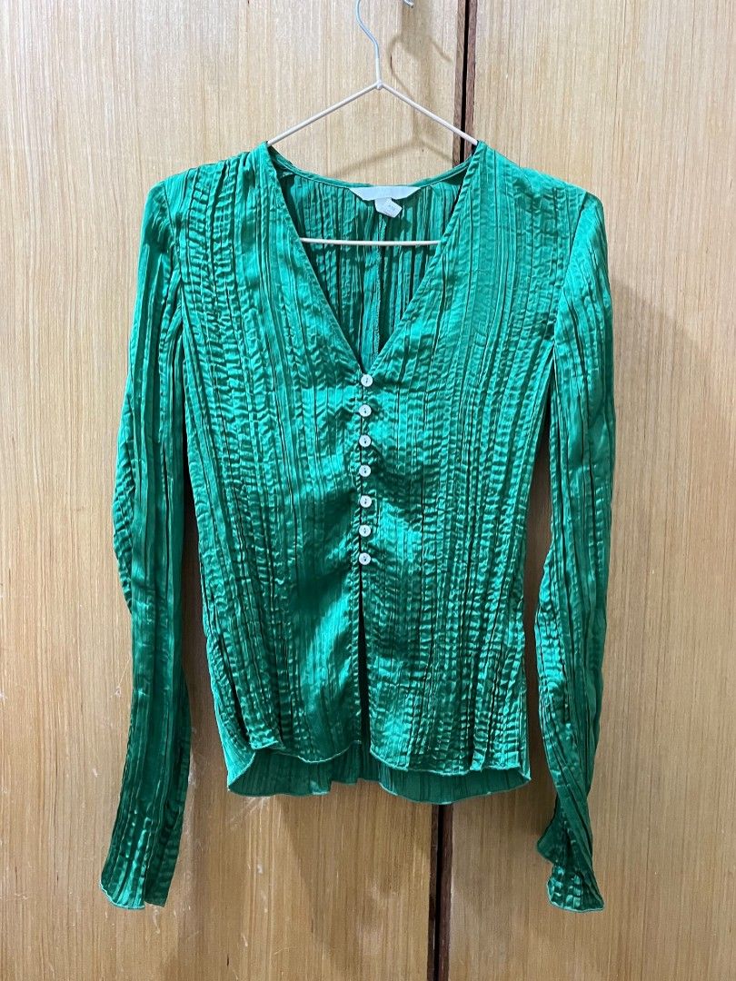 H&M Green Textured Button-Up Long Sleeve Blouse (Category: Longsleeves) located in San Mateo. Submitted by prelouve (Listing ID 1463950736, Image 3). Description: -xs on tag but fits small -worn twice only.