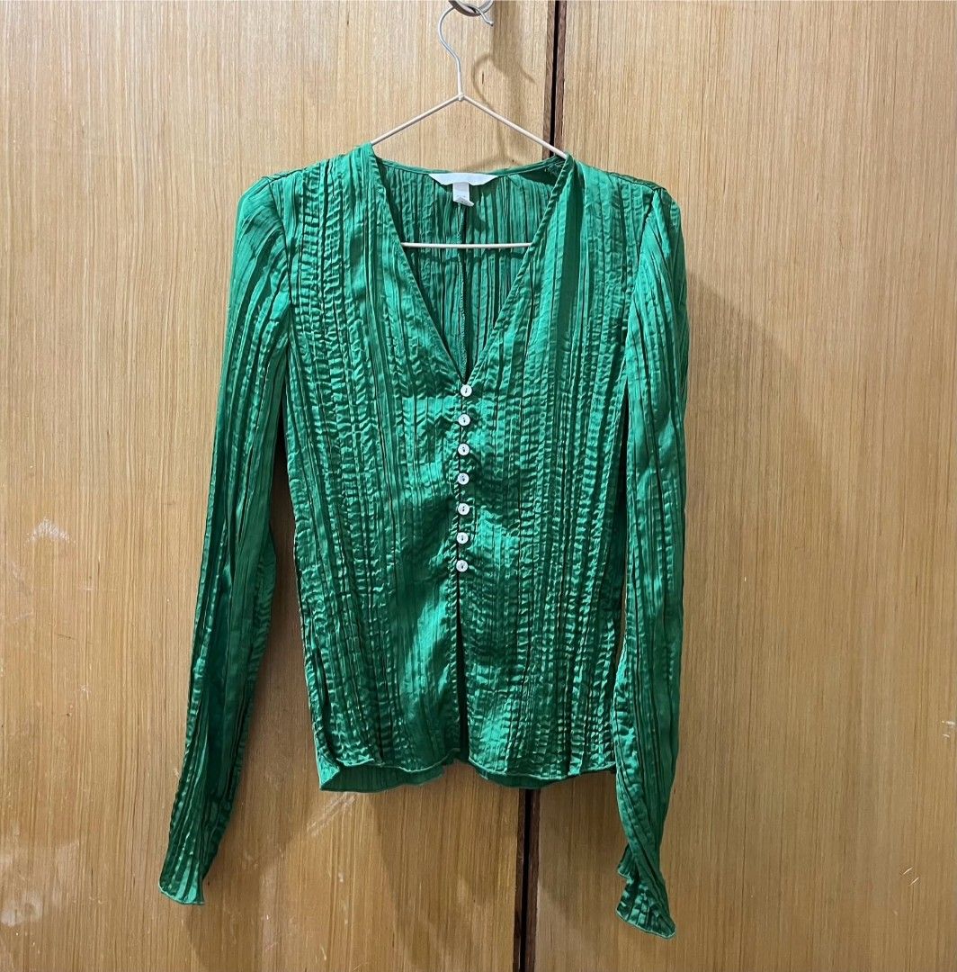 H&M Green Textured Button-Up Long Sleeve Blouse (Category: Longsleeves) located in San Mateo. Submitted by prelouve (Listing ID 1463950736, Image 1). Description: -xs on tag but fits small -worn twice only.