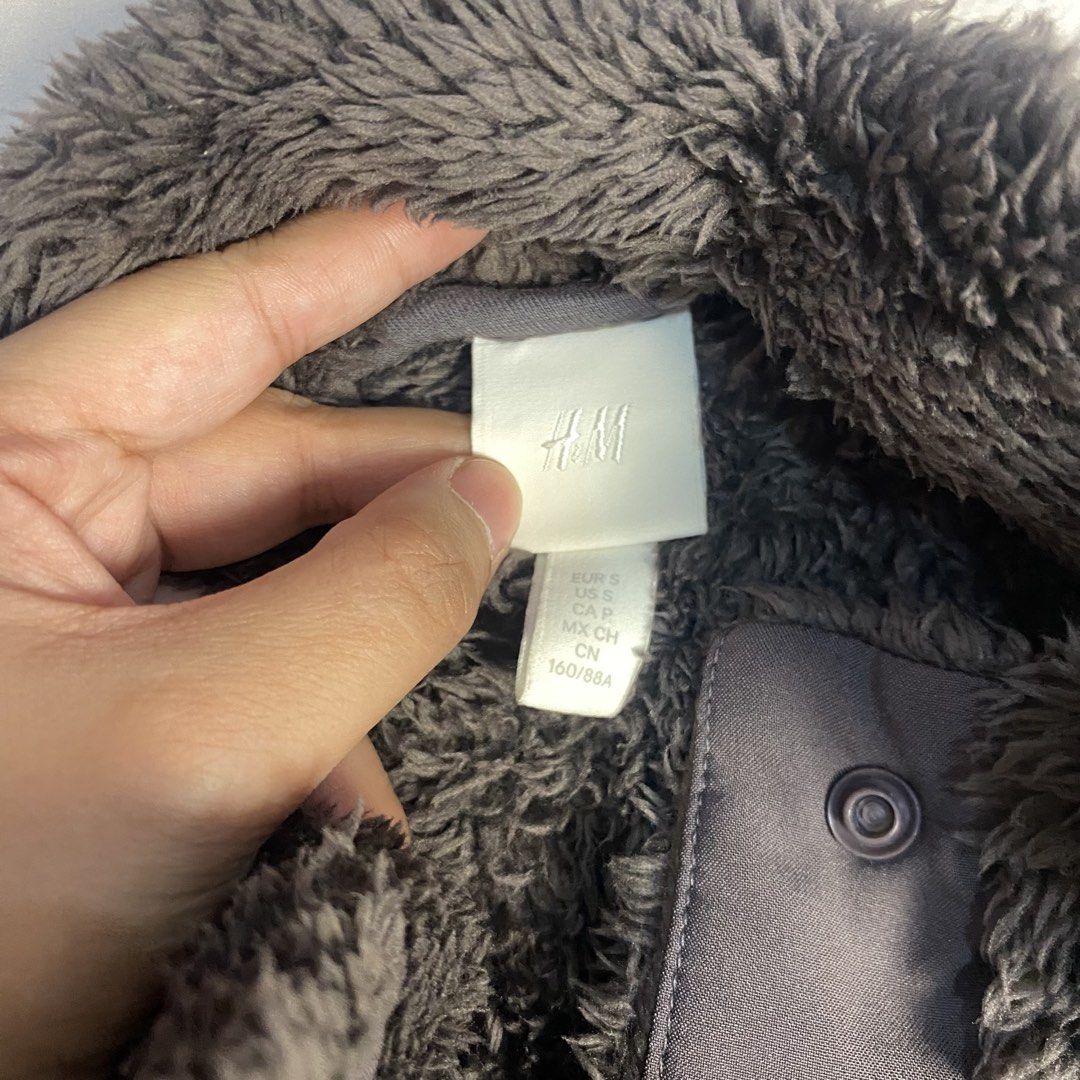 H&M Grey Fuzzy Fleece Snap Button Jacket (Category: Coats, Jackets and Outerwear) located in Bacolod City. Submitted by stqrshel (Listing ID 1464066825, Image 3). Description: the snaps are only until the chest. see the first picture below so you’ll see the stitching excellent condi used during baguio trip only - Super cozy grey fleece jacket from H&M - Features a snap button closure at the neck - Great for layering during colder weather - Soft a