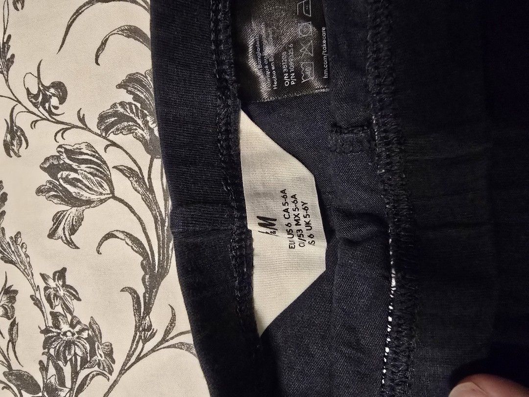 H&M Leggings Size 5-6Y (Category: Babies & Kids Fashion) located in San Juan City. Submitted by bianca_0 (Listing ID 1464052380, Image 2). Description: .
