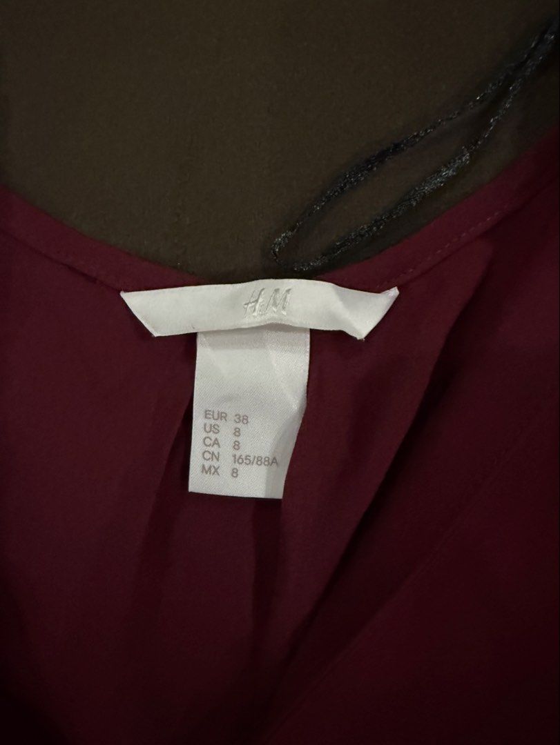 H&M maroon V-neck sleeveless blouse/top (Category: Sleeveless) located in Valencia. Submitted by kimbeegals (Listing ID 1464056813, Image 2). Description: I’ve never used this. Wala nang price tag that’s why I’m selling it low. I bought this for almost 2kphp. No flaws. Maganda ang fit. Ang classy tingnan. Super comfy and presko ng fabric, flowy but not see through. Medium on tag but can fit small and large frames as well. .