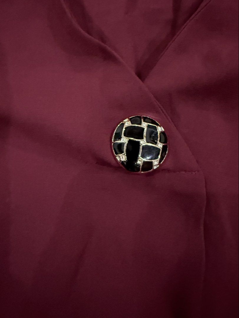 H&M maroon V-neck sleeveless blouse/top (Category: Sleeveless) located in Valencia. Submitted by kimbeegals (Listing ID 1464056813, Image 3). Description: I’ve never used this. Wala nang price tag that’s why I’m selling it low. I bought this for almost 2kphp. No flaws. Maganda ang fit. Ang classy tingnan. Super comfy and presko ng fabric, flowy but not see through. Medium on tag but can fit small and large frames as well. .