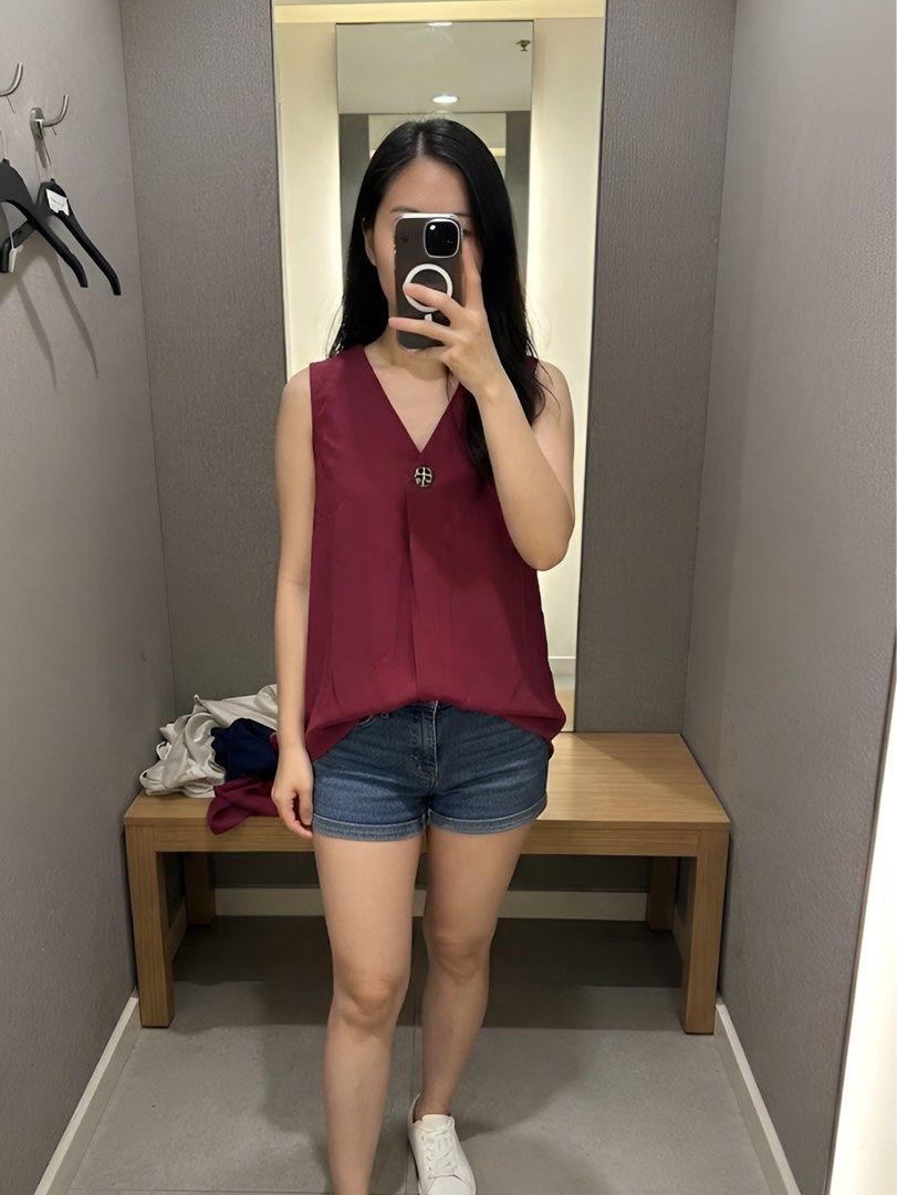H&M maroon V-neck sleeveless blouse/top (Category: Sleeveless) located in Valencia. Submitted by kimbeegals (Listing ID 1464056813, Image 1). Description: I’ve never used this. Wala nang price tag that’s why I’m selling it low. I bought this for almost 2kphp. No flaws. Maganda ang fit. Ang classy tingnan. Super comfy and presko ng fabric, flowy but not see through. Medium on tag but can fit small and large frames as well. .