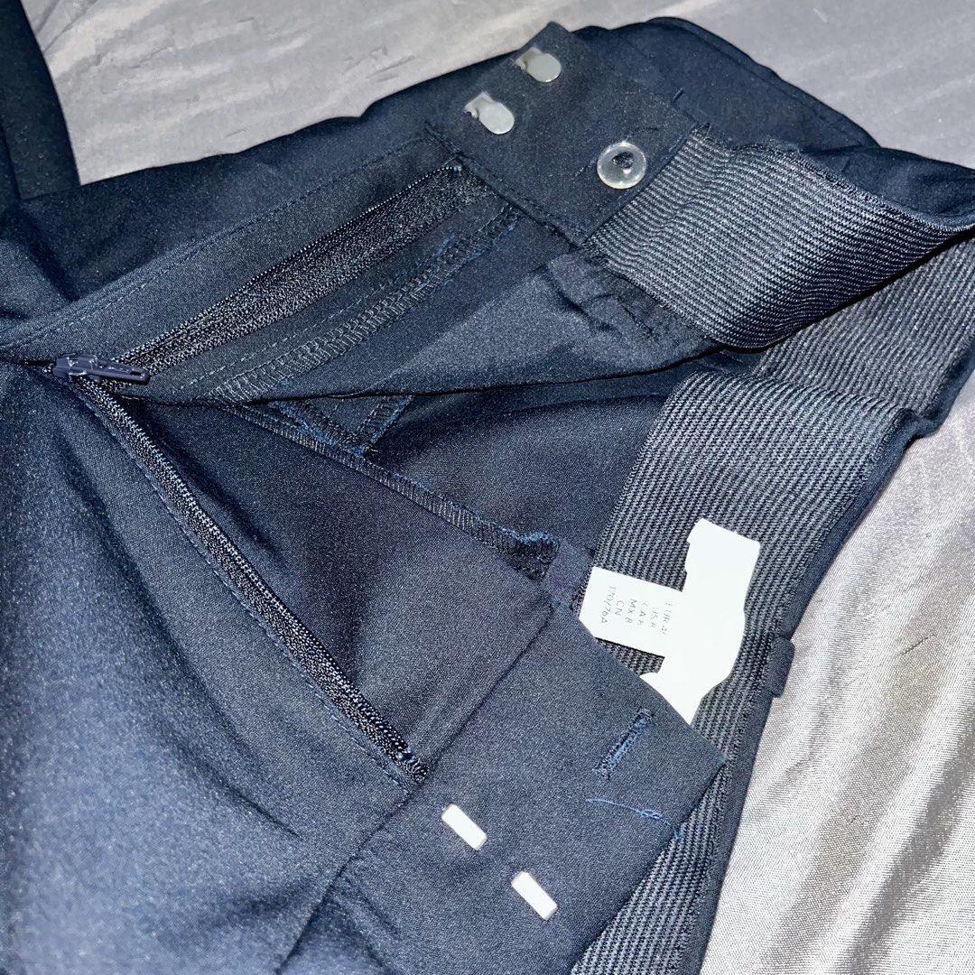 H&M Navy Blue Cigarette Tailored Trouser (Category: Other Bottoms) located in Caloocan City. Submitted by jeansforlessph (Listing ID 1464061143, Image 2). Description: - Navy blue tailored trousers from H&M - Straight leg cut, hits just above the ankle - Classic design, versatile for work or casual wear - Front button and zip closure - Two side pockets - Comfortable fit - used once or twice only -color may vary Payment via landbank and maya only 