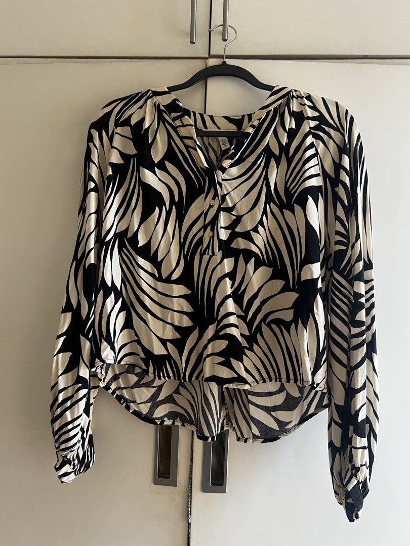 H&M Palm Print Blouse (Category: Blouses) located in Manila. Submitted by jo_str (Listing ID 1463972429, Image 2). Description: H&M Palm Print Blouse- pre-loved Almost New- Used once only Size Euro- XS.