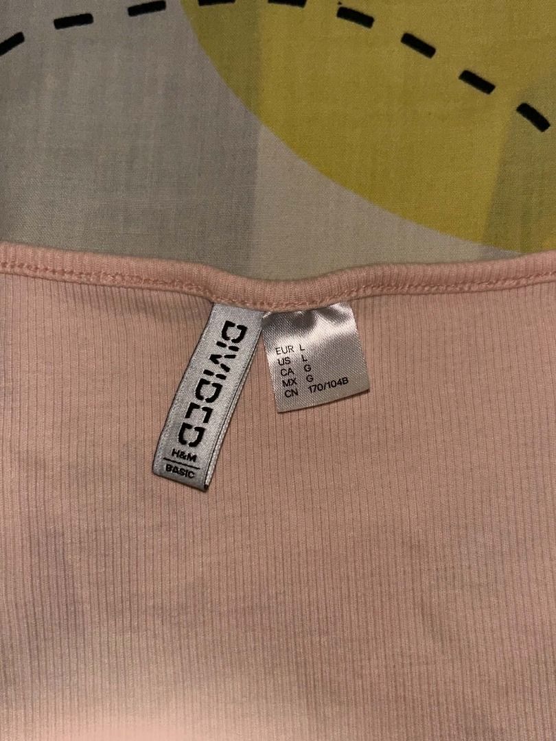 H&M Ribbed Cropped Top Pink (Category: Sleeveless) located in Quezon City. Submitted by mari.ella (Listing ID 1463998924, Image 2). Description: no flaws | perfect for semi L.