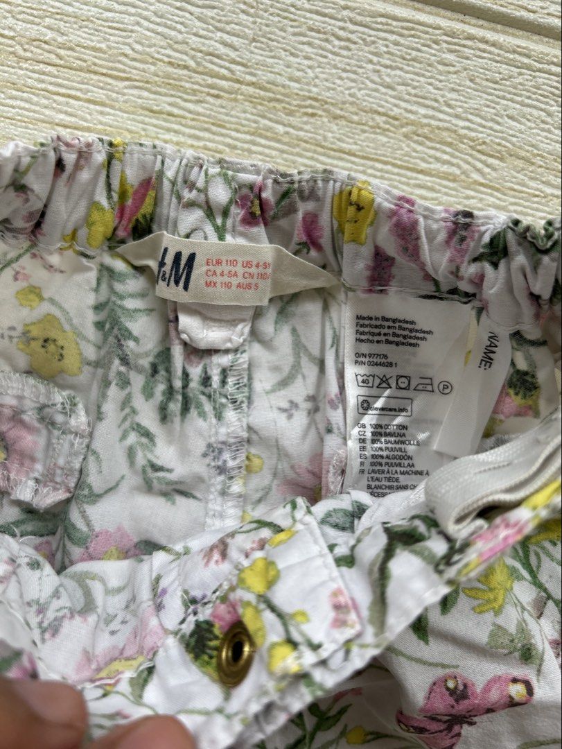 H&M shorts (Category: Babies & Kids Fashion) located in Cebu City. Submitted by yjainani (Listing ID 1464029353, Image 2). Description: featuring a colorful floral and butterfly print with an elastic waistband and a single decorative gold-tone front button.