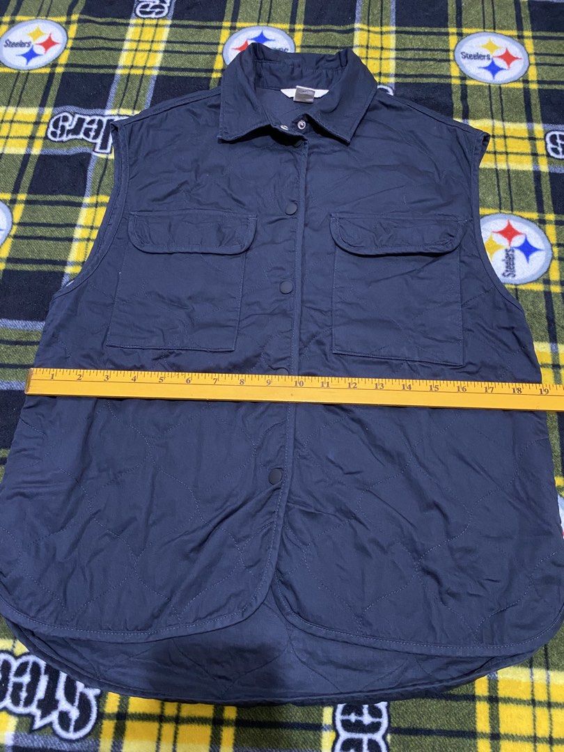 H&M, Snap button vest (Category: Vests) located in Cavite. Submitted by jc_thrift95 (Listing ID 1464053164, Image 3). Description: - a black quilted utility vest with a classic collar, snap-button closure, and dual chest patch pockets with button flaps. - Color rate 8/10 - See pictures details for dimes..