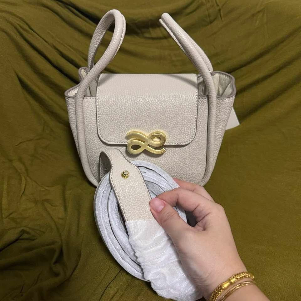 HOLB Bento Destiny (Category: Cross-body Bags) located in Santa Cruz. Submitted by vendrenee (Listing ID 1464072744, Image 2). Description: .