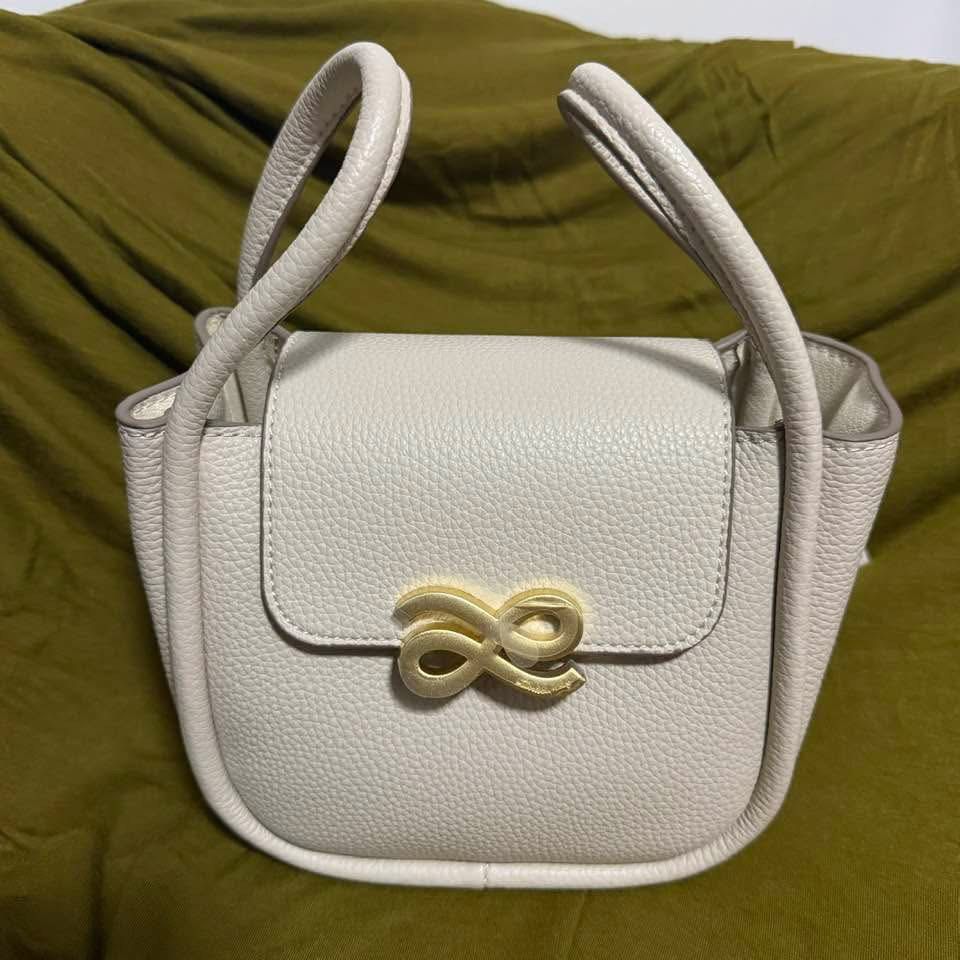 HOLB Bento Destiny (Category: Cross-body Bags) located in Santa Cruz. Submitted by vendrenee (Listing ID 1464072744, Image 1). Description: .