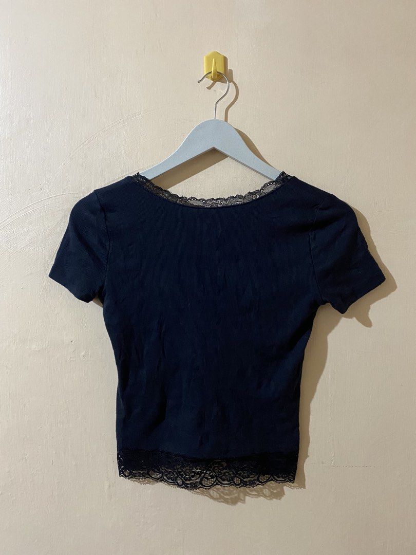 Hollister ribbed short-sleeve top (Category: Shirts) located in Naga. Submitted by dailyshipped (Listing ID 1463946833, Image 2). Description: Size: S on tag Length: 18.5” Width: 14.5” Color rate: 9/10 Issue: none Need wash .