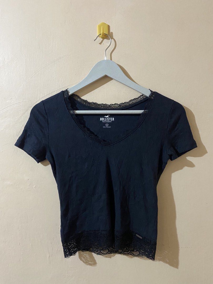 Hollister ribbed short-sleeve top (Category: Shirts) located in Naga. Submitted by trashfinds (Listing ID 1463947282, Image 1). Description: Size: S on tag Length: 18.5” Width: 14.5” Color rate: 9/10 Issue: none Need wash .