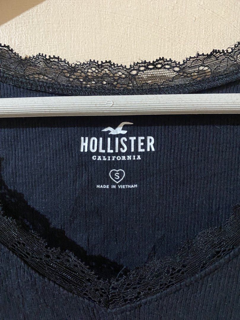 Hollister ribbed short-sleeve top (Category: Shirts) located in Naga. Submitted by trashfinds (Listing ID 1463947282, Image 3). Description: Size: S on tag Length: 18.5” Width: 14.5” Color rate: 9/10 Issue: none Need wash .