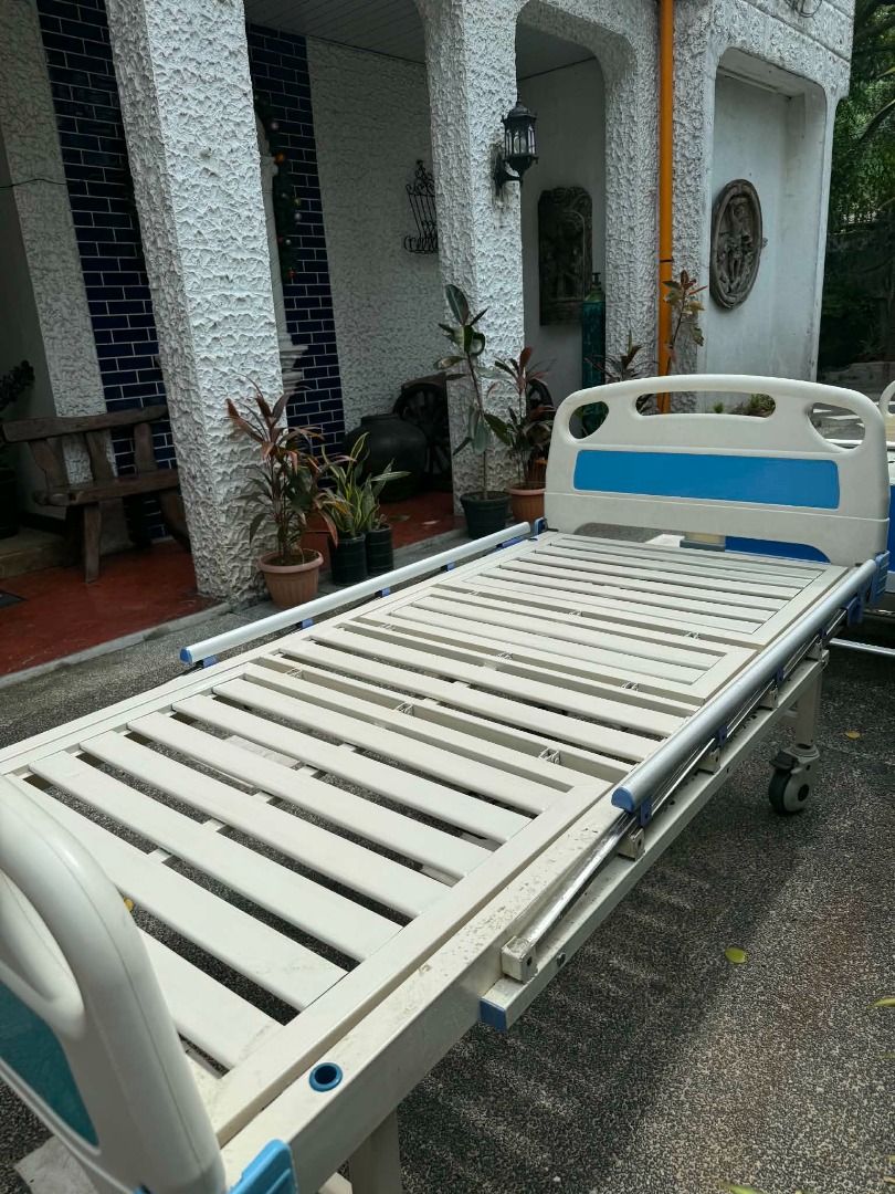 HOSPITAL BED (Category: Medical Supplies & Tools) located in Caloocan City. Submitted by dada.m.923 (Listing ID 1463958634, Image 3). Description: Manual 2-crank hospital bed 2nd hand Negotiable Pm for detail.