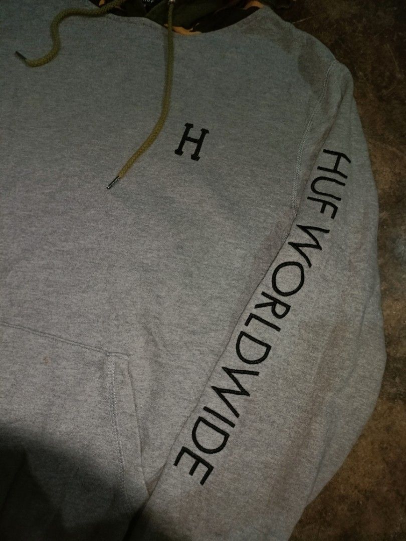 HUF, WORLDWIDE 🌍 (Category: Activewear) located in Davao. Submitted by dukekervy (Listing ID 1463954216, Image 2). Description: HUF WORLD WIDE 🌍 SIZE LARGE HOODIE CAMOUFLAGE DIMENSIONS 22 X28 VERY GOOD CONDITION EMBROIDERY 🪡 SIZE SCRIPT.