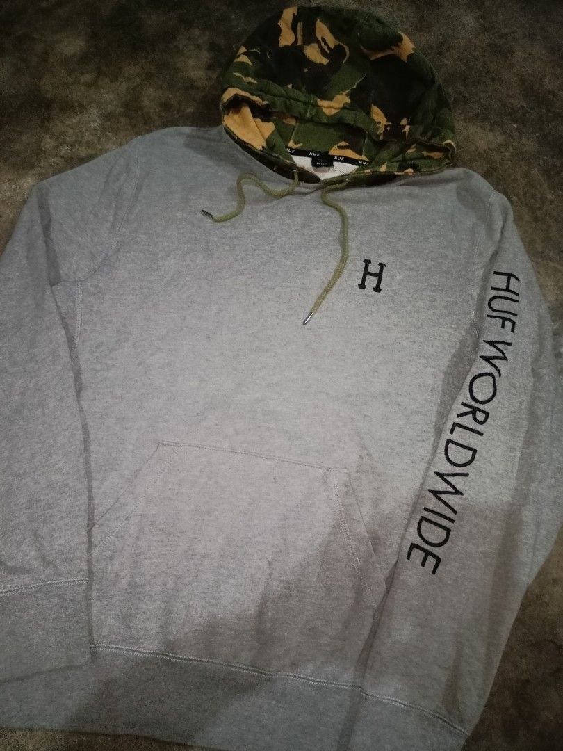 HUF, WORLDWIDE 🌍 (Category: Activewear) located in Davao. Submitted by dukekervy (Listing ID 1463954216, Image 3). Description: HUF WORLD WIDE 🌍 SIZE LARGE HOODIE CAMOUFLAGE DIMENSIONS 22 X28 VERY GOOD CONDITION EMBROIDERY 🪡 SIZE SCRIPT.