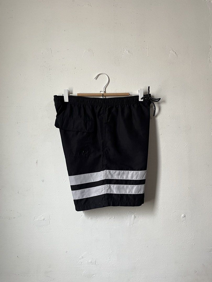 Hurley Shorts (Category: Shorts) located in Cagayan de Oro. Submitted by vigo999 (Listing ID 1463954429, Image 2). Description: Hurley Shorts Size M Condition: AS NEW Color rate: 10/10 No issues Dimes: 30x17 Leg opening: 11 .