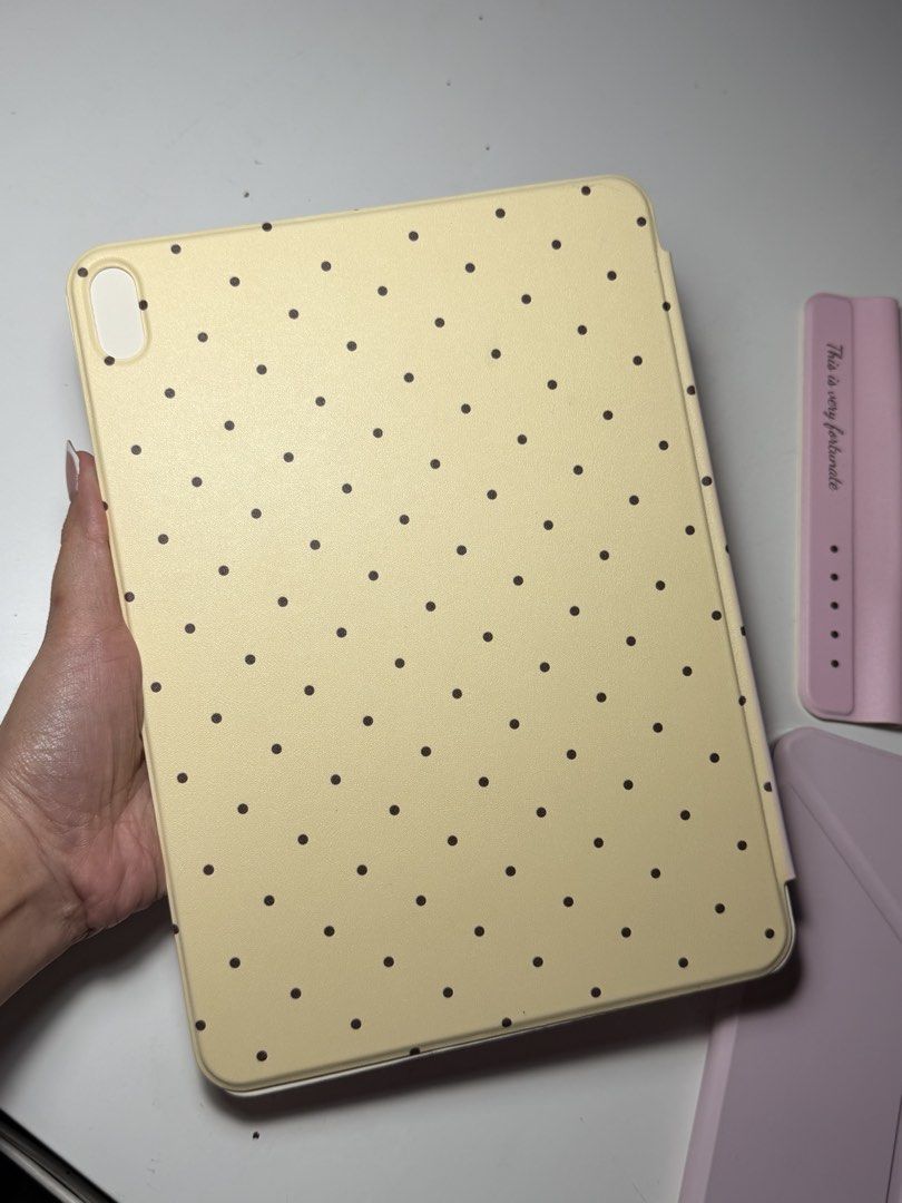 Ipad M4 11th gen case 11” (Category: iPad) located in Manila. Submitted by pinkkitkat (Listing ID 1464120251, Image 3). Description: Fixed price😊 Magnetic with pen holder. Rfs: bought a moft case.