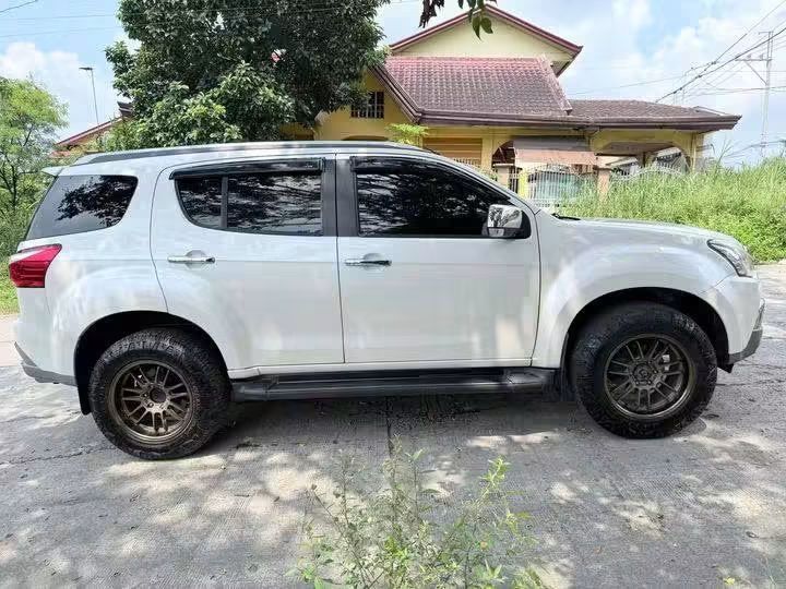 Isuzu Mu-X (Category: Used Cars) located in Maria Aurora. Submitted by missjonahb (Listing ID 1464023309, Image 3). Description: FOR SALE 📌ISUZU MUX BLUE POWER 2019 model acquired Top of the line (Pearl white) Matic Trans 58k mileage only 9 ending plate Fresh in and out Lto verified & registered ✅P825k only neg.
