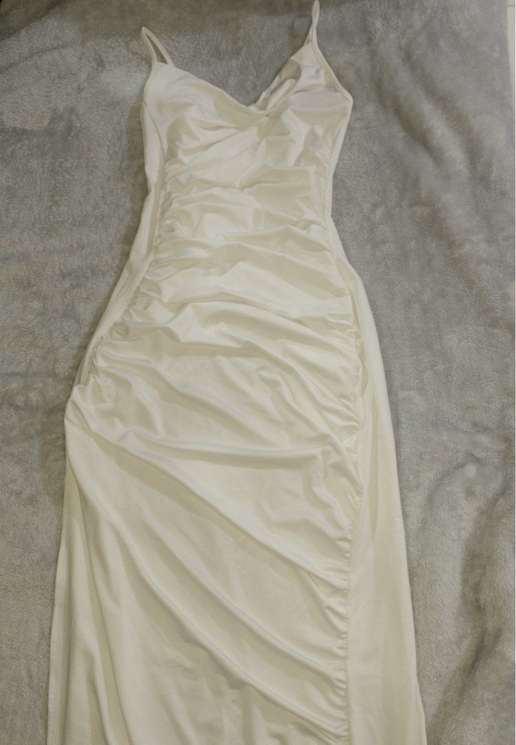 ivory white graduation long dress (Category: Dresses) located in Manila. Submitted by thelittlearchiveofelle (Listing ID 1464041915, Image 2). Description: was my graduation dress. worn once , good as new. the fabric is thick (not see through). really long dress, feels like you're a princess. bought in vietnam street for 1k rfs - decluttering.