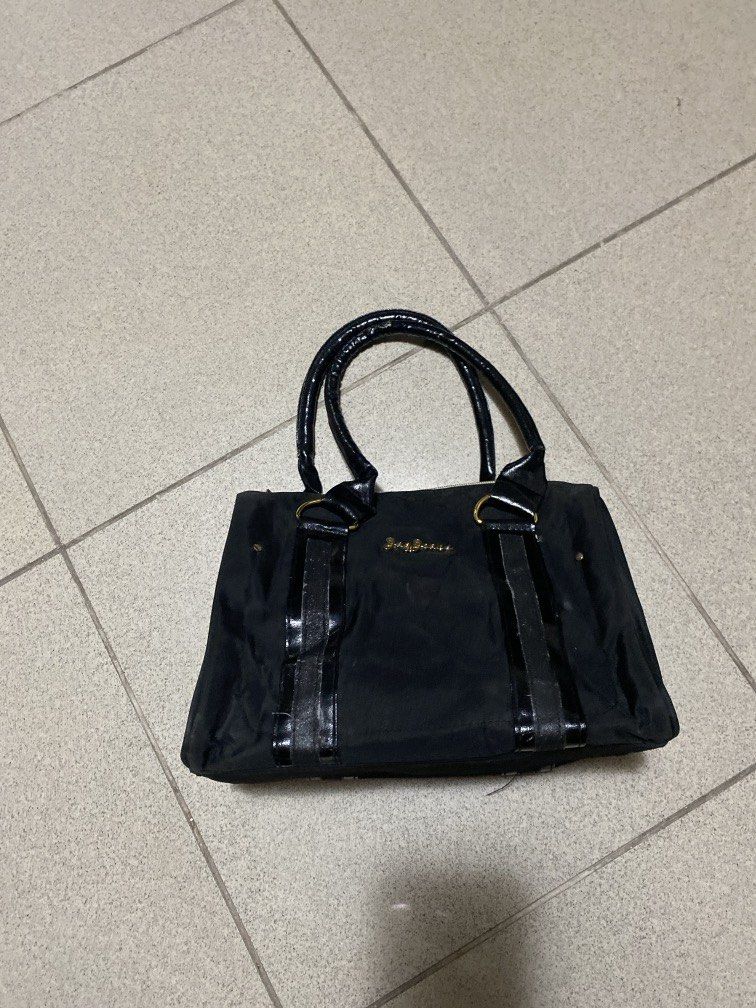 Jag Jeans Black Shoulder Bag (Category: Shoulder Bags) located in Dagupan City. Submitted by maryennie (Listing ID 1463998451, Image 1). Description: Working zippers (all) Spacious interior Structured design Suitable for work, daily use or travel -Condition: Pre-loved, with visible signs of use such as creasing, surface scratches/scuffs and some wear on the gold hardware. Please refer to photos for exact condition. ⭐️Selling as-is. Please inspect