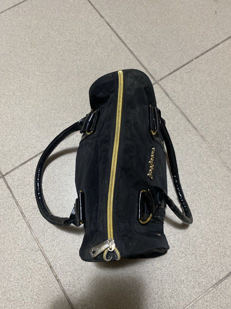 Jag Jeans Black Shoulder Bag (Category: Shoulder Bags) located in Dagupan City. Submitted by maryennie (Listing ID 1463998451, Image 3). Description: Working zippers (all) Spacious interior Structured design Suitable for work, daily use or travel -Condition: Pre-loved, with visible signs of use such as creasing, surface scratches/scuffs and some wear on the gold hardware. Please refer to photos for exact condition. ⭐️Selling as-is. Please inspect