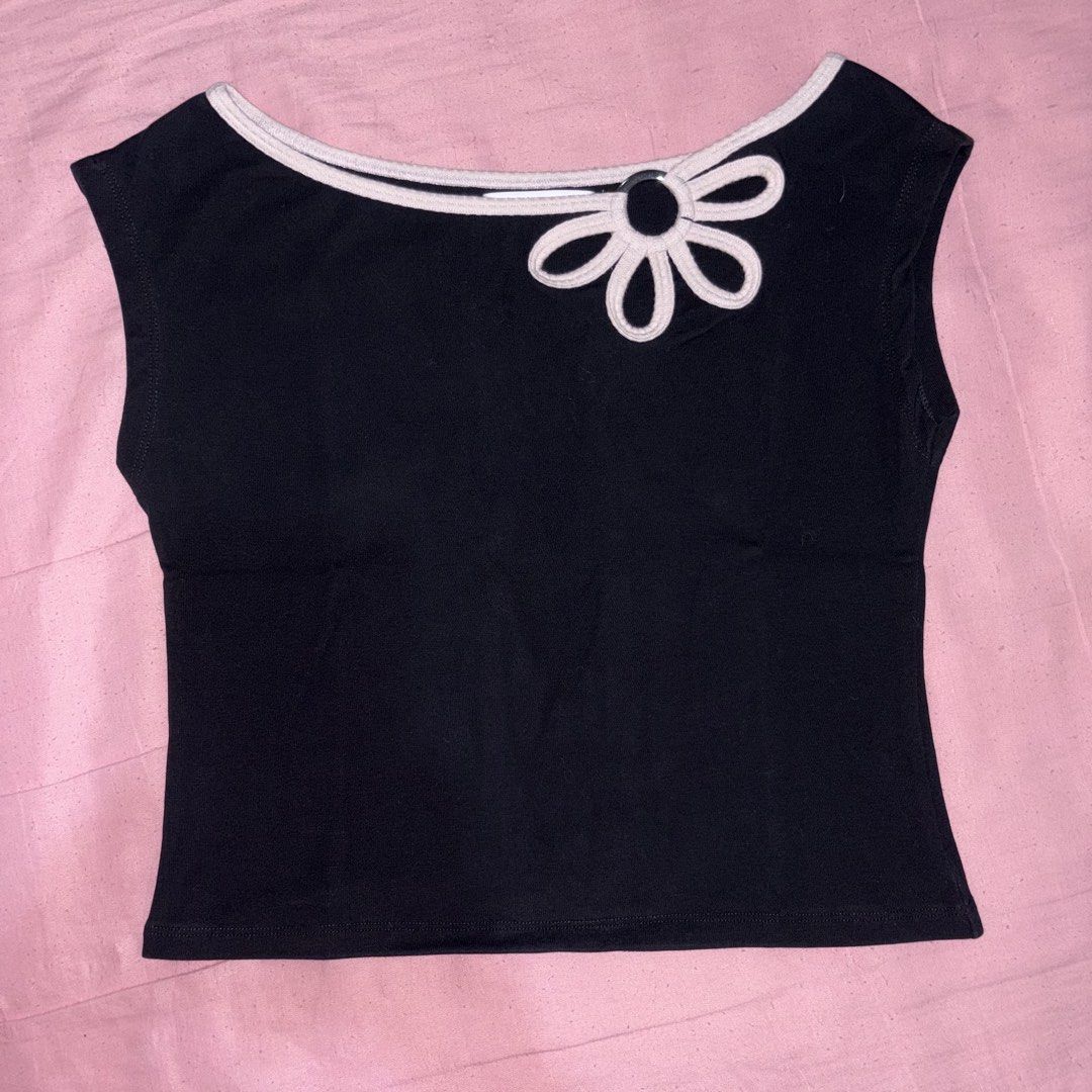 Janet Studio Black Flower Top (Category: Blouses) located in Cavite. Submitted by yema.cake (Listing ID 1464045320, Image 1). Description: Size M on orange app; can fit small to medium builds, as the material is stretchy RFS: decluttering MOP: gcash MOD: j&t strictly no returns/refund policy 🏷️ - brandy melville - motel rocks - uniqlo - hollister - princess polly - bershka - stradivarius - zara - cotton on - h&m / hnm.