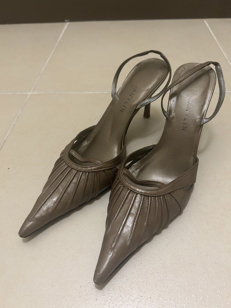 JANYLIN Pointed Toe Stiletto Heels (Category: Heels) located in Pasig City. Submitted by hobidoki (Listing ID 1464068476, Image 1). Description: ISSUES: - Rubber heel tip missing on right shoe - Scratched tips and slight scuffs LOC: Kapitolyo, Pasig City MOP: GCASH MOD: c/o Buyer.