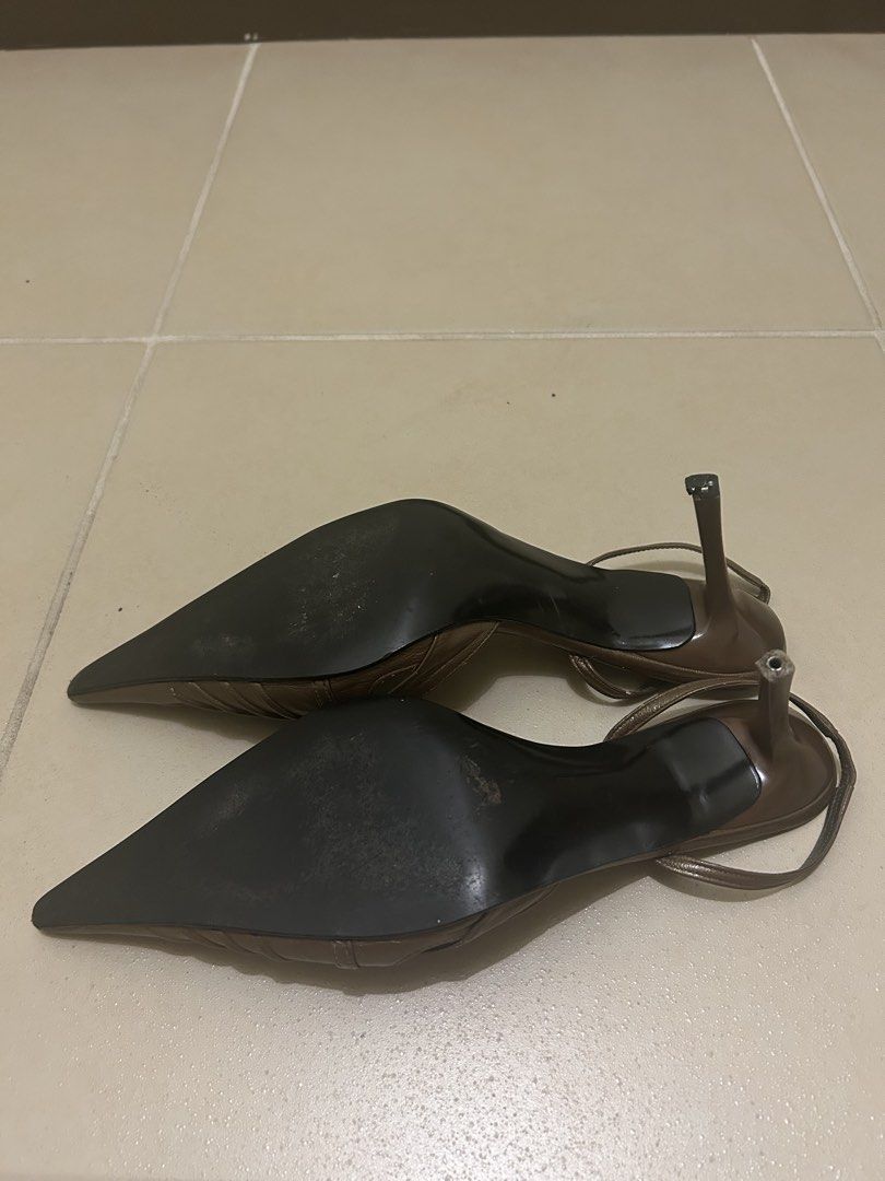 JANYLIN Pointed Toe Stiletto Heels (Category: Heels) located in Pasig City. Submitted by hobidoki (Listing ID 1464068476, Image 2). Description: ISSUES: - Rubber heel tip missing on right shoe - Scratched tips and slight scuffs LOC: Kapitolyo, Pasig City MOP: GCASH MOD: c/o Buyer.