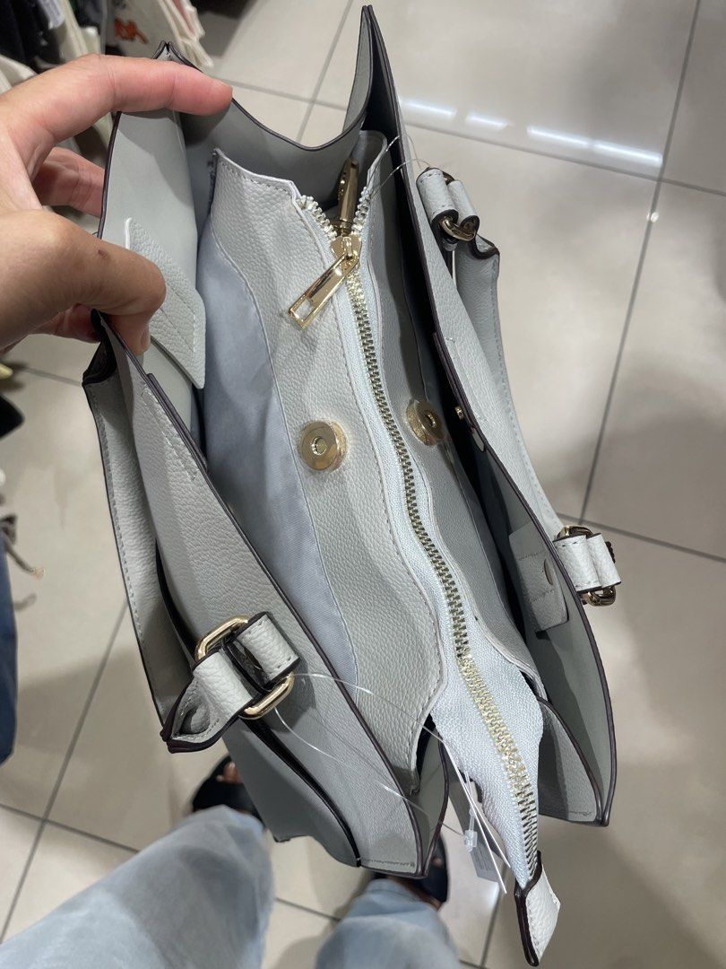 Japan brand office/work bag (Category: Shoulder Bags) located in Cabuyao City. Submitted by wakahatana (Listing ID 1463964858, Image 2). Description: I color gray white. Light weight. Mark down coz no shoulder strap. .