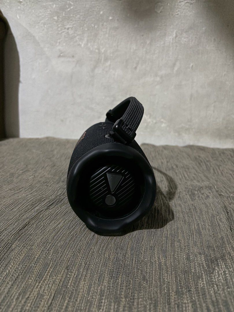 JBL Charge 6 (Category: Soundbars, Speakers & Amplifiers) located in Quezon City. Submitted by iamgrei (Listing ID 1464039101, Image 2). Description: - - Built-in handle for easy carrying - Powerful sound quality, perfect for parties and outdoor use - Wireless Bluetooth connectivity.