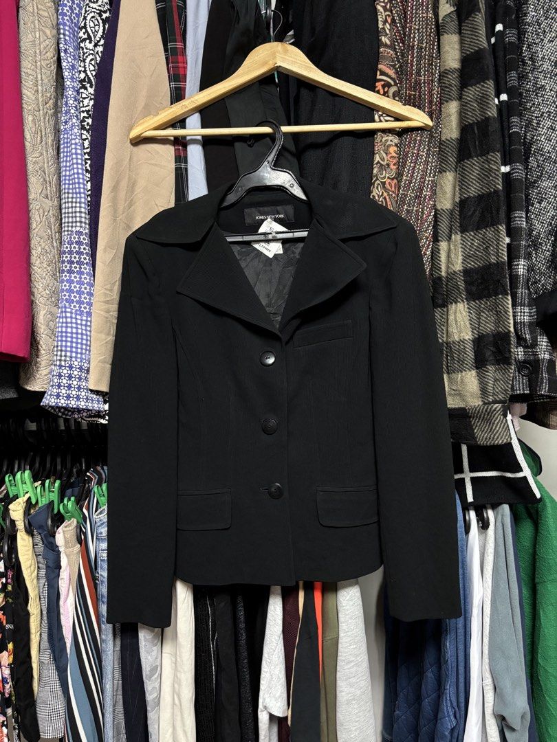 Jones New York (Category: Coats, Jackets and Outerwear) located in Pila. Submitted by isabelasthriftclothes (Listing ID 1464077466, Image 1). Description: .