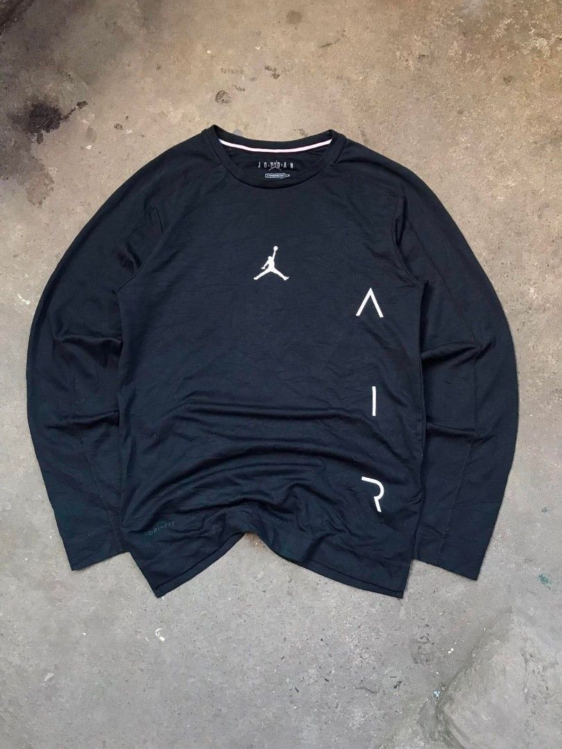 JORDAN AIR SWEAT SHIRT (Category: Tshirts & Polo Shirts ) located in Manila. Submitted by aize2thrft (Listing ID 1464028413, Image 1). Description: JORDAN AIR SWEATSHIRT LIKE NEW CONDITION SIZE XS ONTAGS NO ISSUE 26/23.