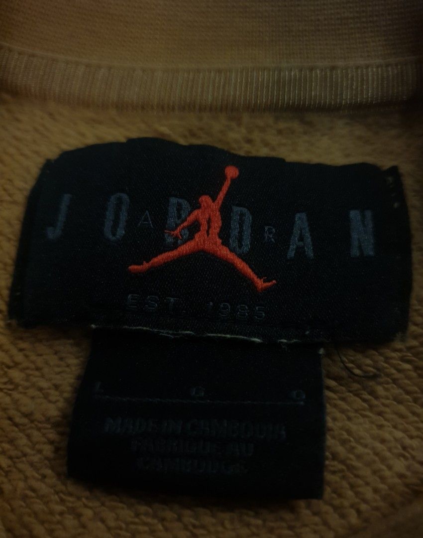 Jordan Mid/Center logo brown sweater (Category: Coats, Jackets and Outerwear) located in San Fernando. Submitted by retro.district. (Listing ID 1464119256, Image 3). Description: - Jordan center logo brown sweater - Size: Large - Condition: Good - no issue - Color Rate: 9.5/10.