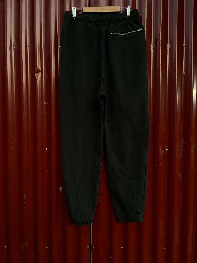 Jordan Patch Pants (Category: Joggers) located in Taguig. Submitted by bimbyanche19839 (Listing ID 1464021930, Image 3). Description: Jordan Patch Pants Size 32-34 Length 39 Color rate 9.5/10 Good Condition Complete tags No flaws 🏷️ 450php plus ship.