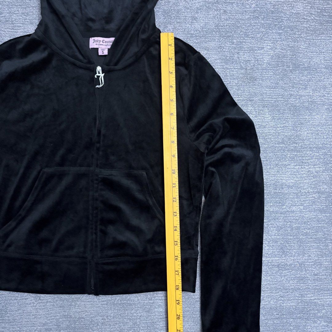 Juicy Couture Y2K Black Velour Jacket (Category: Coats, Jackets and Outerwear) located in Batangas. Submitted by bermudaph.2 (Listing ID 1463973982, Image 3). Description: .