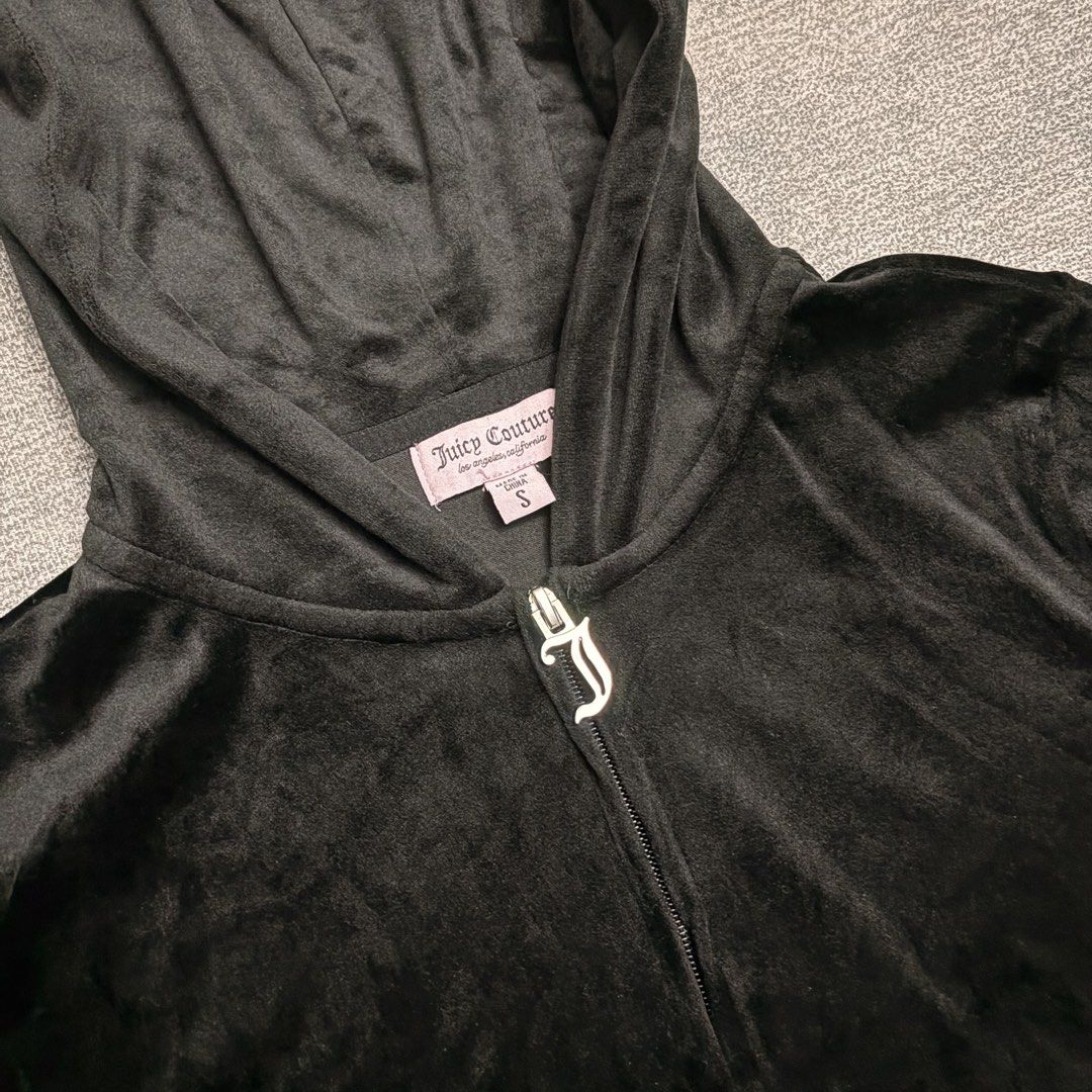 Juicy Couture Y2K Black Velour Jacket (Category: Coats, Jackets and Outerwear) located in Batangas. Submitted by bermudaph.2 (Listing ID 1463973982, Image 2). Description: .