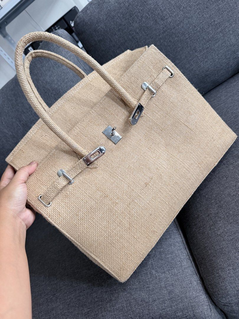 Jute birkin tote bag (Category: Tote Bags) located in Quezon City. Submitted by MissusB (Listing ID 1463951156, Image 3). Description: Eto na! Yours na ito, - Natural jute tote bag - Secure front lock closure - Comfortable top handles for carrying - Interior zippered pocket for essentials - Spacious main compartment - Ideal for everyday use or beach trips.
