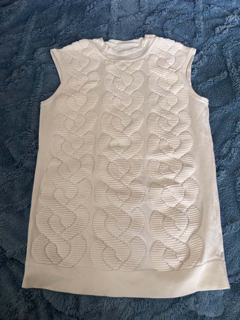 Karen Millen white top (Category: Sleeveless) located in Nueva Valencia. Submitted by lululeimon (Listing ID 1464017906, Image 2). Description: Used once Good condition Length- 22 Width- 14.5.