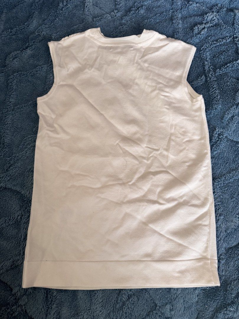 Karen Millen white top (Category: Sleeveless) located in Nueva Valencia. Submitted by lululeimon (Listing ID 1464017906, Image 3). Description: Used once Good condition Length- 22 Width- 14.5.