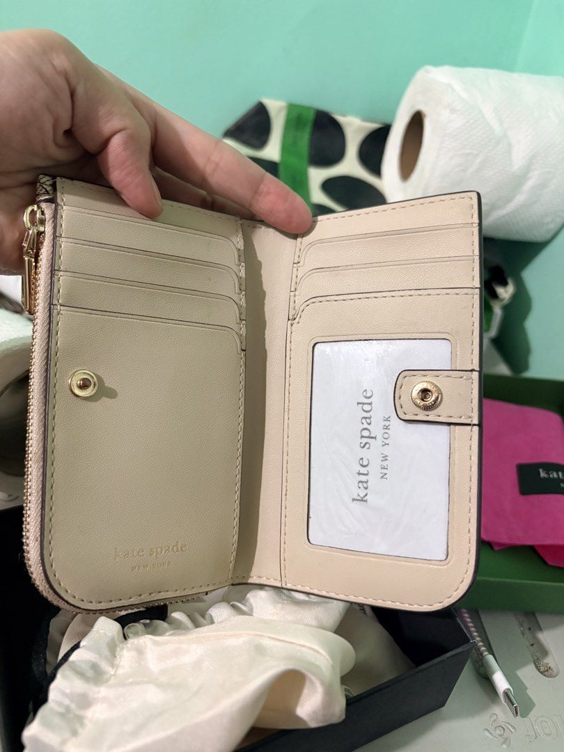 Kate spade slim wallet (Category: Wallets & Card holders) located in Antipolo. Submitted by angelasanv44409 (Listing ID 1463941769, Image 2). Description: Kate spade slim wallet no issue no scratch original. inclusion: box,dust bag,tote bag.
